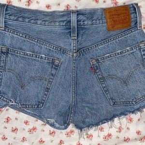 Levi shorts good condition  no smell no fur no stains only worn once